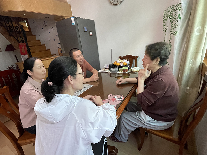 农工党口腔医院支部开展“走访慰问老党员”